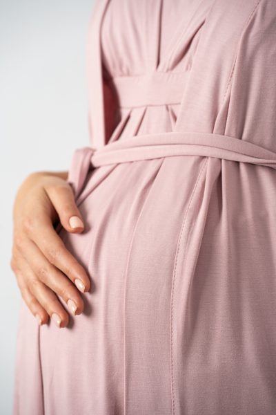 Różowy szlafrok ciążowy